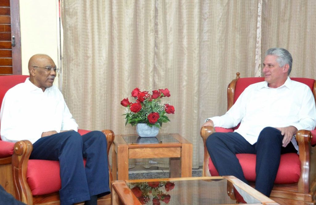 Los presidentes de Cuba y Guyana, Miguel Díaz-Canel (izq) y David Granger (der), durante un encuentro en La Habana. Foto: @PresidenciaCuba / Twitter.