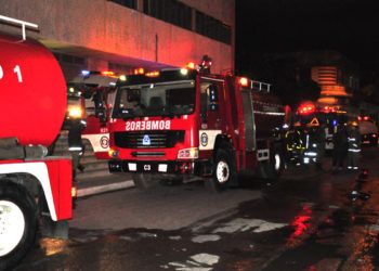 Carros de bomberos en el Hospital Miguel Henriquez, de La Habana, tras reportarse un incendio la noche del 10 de enero de 2019. Foto: ACN.