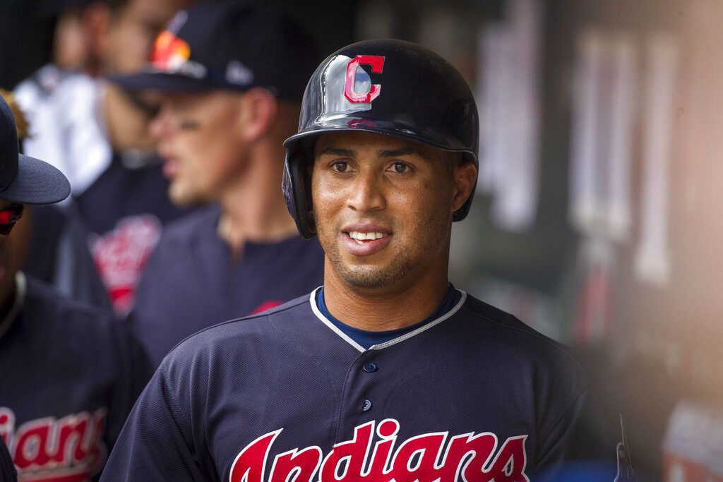 ARCHIVO - En esta fotografía del 1 de agosto de 2018 se muestra al jugador de los Indios de Cleveland, Leonys Martín, durante la novena entrada del partido contra los Mellizos de Minnesota, en Minneápolis. (AP Foto/Bruce Kluckhohn, Archivo)