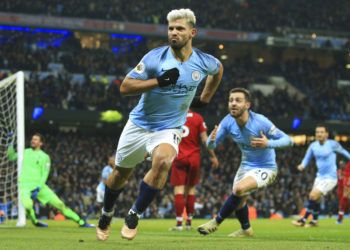 El argentino Sergio Agüero, del Manchester City, festeja luego de anotar el primer tanto de su equipo ante Liverpool, el jueves 3 de enero de 2019. Foto: Jon Super / AP.