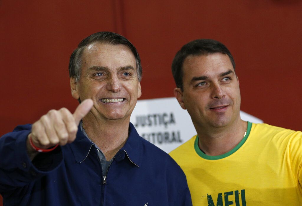 En esta foto del 7 de octubre del 2018, el entonces candidato presidencial Jair Bolsonaro, izquierda, acompañado por su hijo Flavio para votar en las elecciones generales en Río de Janeiro. Foto: Silvia Izquierdo / AP.