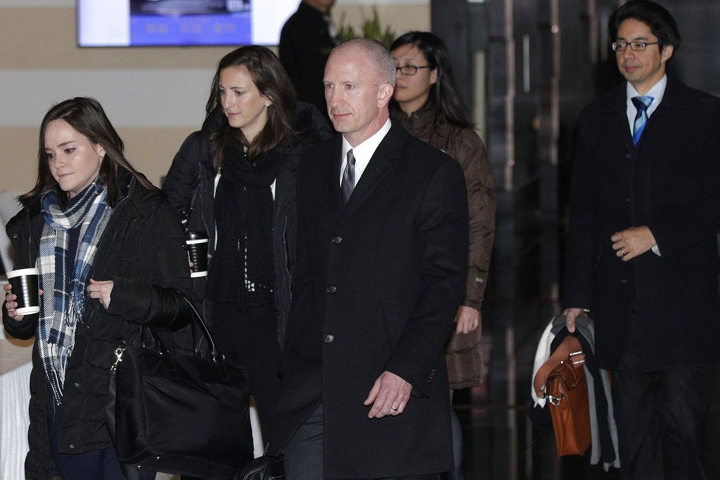 Jeffrey D. Gerrish, adjunto del representante comercial de Estados Unidos (al centro) y miembros de su delegación parten del hotel Westin de Beijing, el lunes 7 de enero de 2019. Foto: Andy Wong / AP.