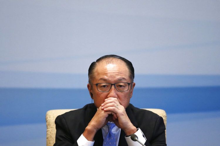El presidente del Banco Mundial Jim Yong Kim participa en una conferencia de prensa en Beijing, el 12 de septiembre del 2017. (AP Foto/Andy Wong)