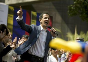 Juan Guaidó, presidente de la Asamblea Nacional de Venezuela, en una fotografía del viernes 11 de enero de 2019, mientras pronuncia un discurso público en una calle de Caracas. Foto: Fernando Llano / AP.