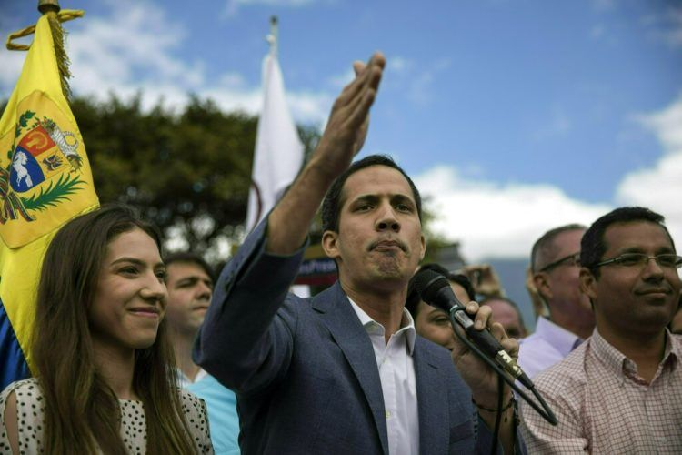 El autoproclamado presidente interino de Venezuela, Juan Guaidó, acompañado por su esposa Fabiana Rosales, habla en un acto en Caracas, 26 de enero de 2019. Foto: Rodrigo Abd / AP.