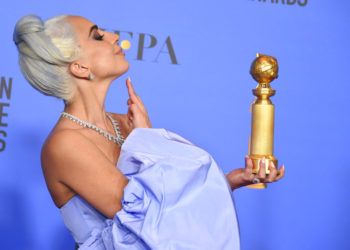 Lady Gaga posa en la sala de prensa tras ganar el Globo de Oro a la mejor canción original por "Shallow", de la película "A Star Is Born", el domingo 6 de enero del 2019 en Beverly Hills, California. (Foto por Jordan Strauss/Invision/AP)