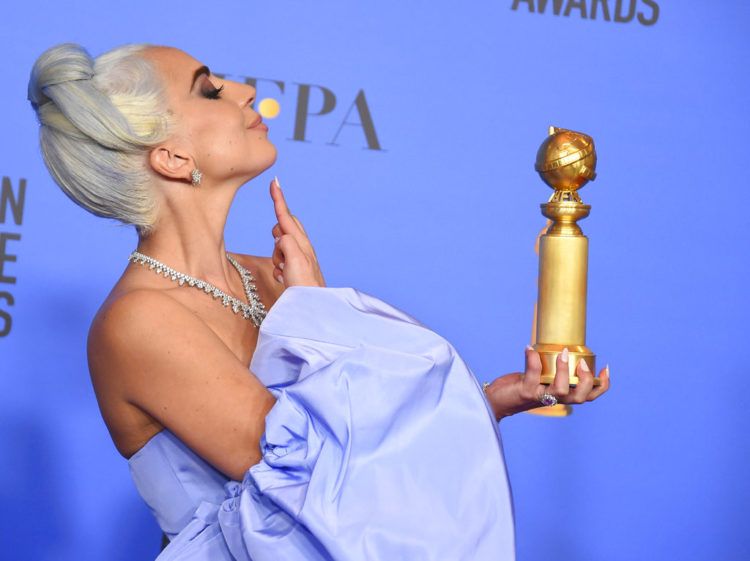 Lady Gaga posa en la sala de prensa tras ganar el Globo de Oro a la mejor canción original por "Shallow", de la película "A Star Is Born", el domingo 6 de enero del 2019 en Beverly Hills, California. (Foto por Jordan Strauss/Invision/AP)
