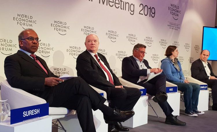 El ministro cubano de Comercio Exterior e Inversión Extranjera, Rodrigo Malmierca (2-i), en un panel durante el Foro Económico Mundial de Davos, Suiza. Foto: @OfiComCubaIta / Twitter.