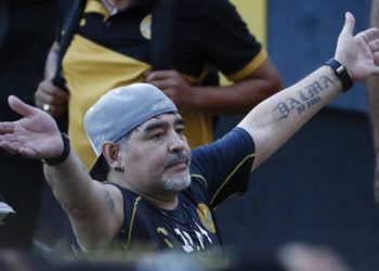 En esta foto del 10 de septiembre de 2018, Diego Maradona se despide de los aficionados tras un entrenamiento de los Dorados de Sinaloa, en Culiacán, México. Foto: Marco Ugarte / AP / Archivo.