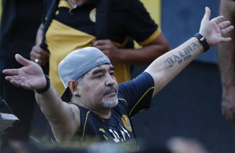 En esta foto del 10 de septiembre de 2018, Diego Maradona se despide de los aficionados tras un entrenamiento de los Dorados de Sinaloa, en Culiacán, México. Foto: Marco Ugarte / AP / Archivo.