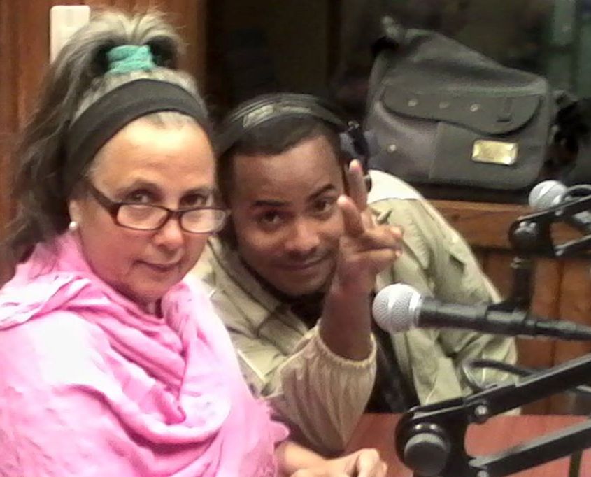 La locutora Marcia Aristalia (izq) en la revista radial "Temprano", de la emisora cubana Radio Taíno. Foto: Félix León Guzmán / Facebook.
