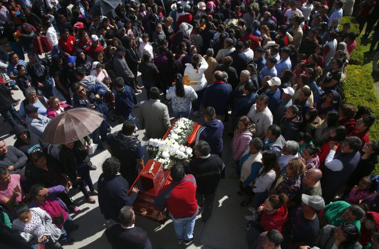 Asistentes al funeral de una persona que murió cuando explotó un oleoducto en el pueblo de Tlahuelilpan, México, el domingo 20 de enero de 2019. Foto: Claudio Cruz / AP.