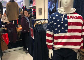 Una mujer se prueba una prenda en una tienda de la firma estadounidense GAP en Beijing, el 10 de enero de 2019. Foto: Andy Wong / AP.