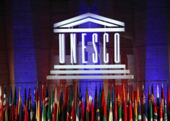 Logo de la Organización de Naciones Unidas para la Educación, la Ciencia y la Cultura (UNESCO), durante la 39na sesión de la Conferencia General en la sede del organismo en París, 2017. Foto: Christophe Ena / AP.