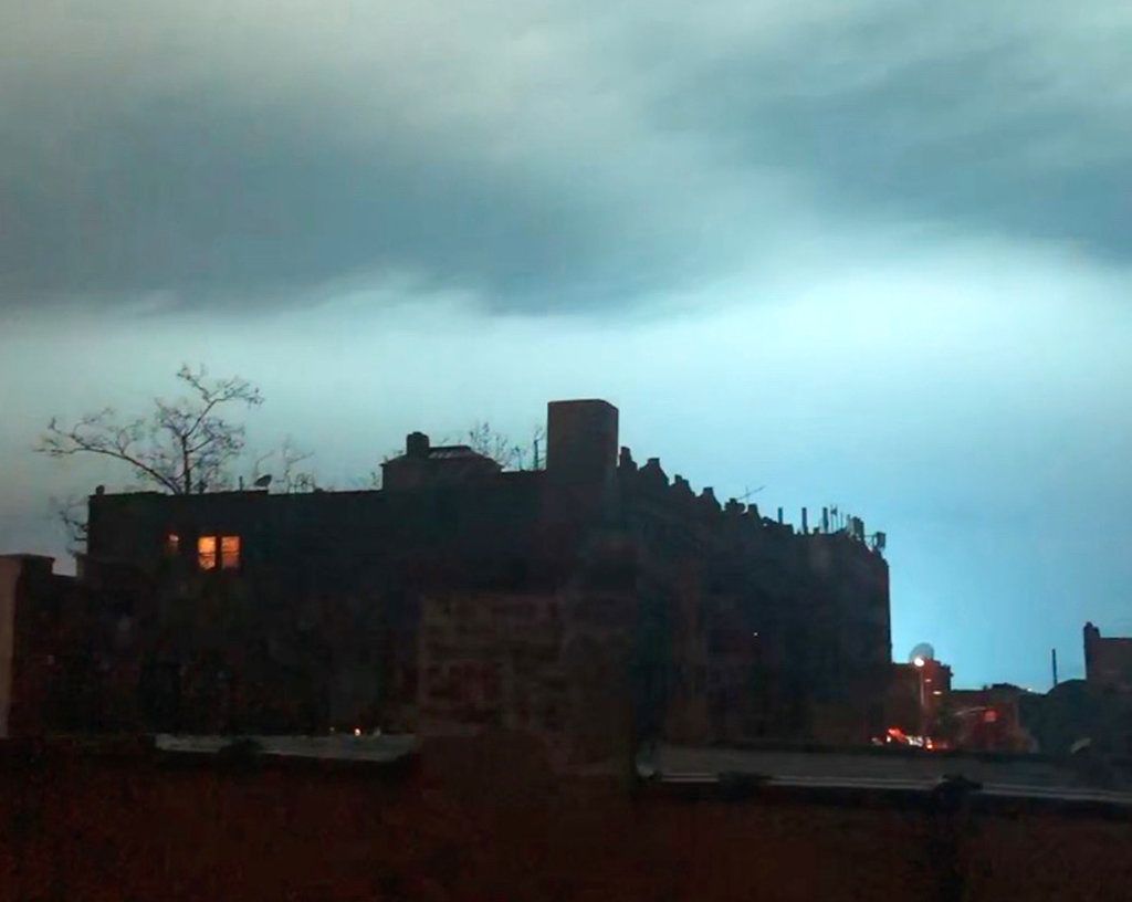 En esta imagen tomada de un video, una luz azul ilumina el cielo nocturno tras una explosión de un transformador eléctrico en el distrito de Queens en Nueva York, el jueves 27 de diciembre de 2018. (AP Foto/Sophie Rosenbaum)