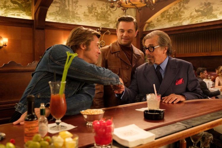 De izquierda a derecha: Brad Pitt, Leonardo Di Caprio y Al Paciono, en una escena de "Once Upon a Time in Hollywood". Foto: Andrew Cooper/©2019 Sony Pictures Entertainment.