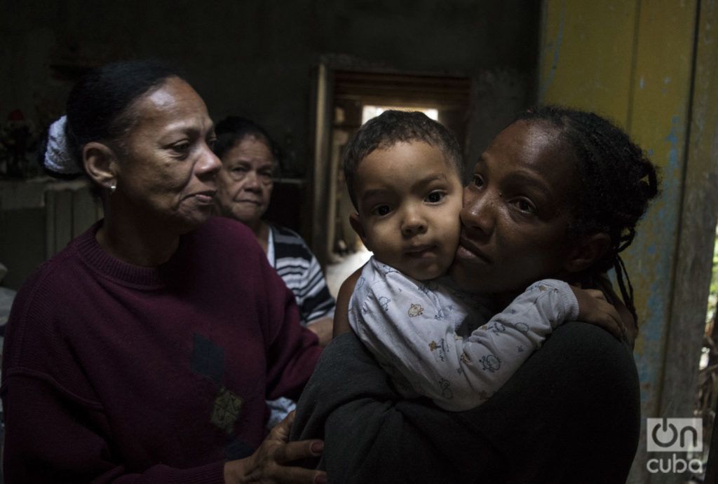 Milagros García con su hijo Dylan, su tía y su abuela, la mañana del 28 de enero de 2019, horas después del tornado que azotó La Habana y destruyó parcialmente su casa en la barriada de Luyanó. Foto: Otmaro Rodríguez.