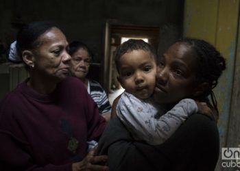 Milagros García con su hijo Dylan, su tía y su abuela, la mañana del 28 de enero de 2019, horas después del tornado que azotó La Habana y destruyó parcialmente su casa en la barriada de Luyanó. Foto: Otmaro Rodríguez.