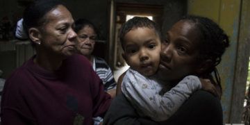 Milagros García con su hijo Dylan, su tía y su abuela, la mañana del 28 de enero de 2019, horas después del tornado que azotó La Habana y destruyó parcialmente su casa en la barriada de Luyanó. Foto: Otmaro Rodríguez.