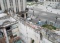 Vista superior de un edificio en malas condiciones en la calle Teniente Rey, en La Habana, del cual ya fueron mudados parte de sus vecinos y donde está prevista la construcción de un hotel. Foto: Otmaro Rodríguez.