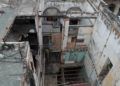 Vista superior de un edificio en malas condiciones en la calle Teniente Rey, en La Habana, del cual ya fueron mudados parte de sus vecinos y donde está prevista la construcción de un hotel. Foto: Otmaro Rodríguez.