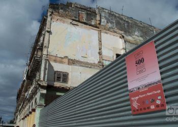 Cartel que anuncia el proyecto hotelero existente para la manzana del cine-teatro Payet, en La Habana. Foto: Otmaro Rodríguez.