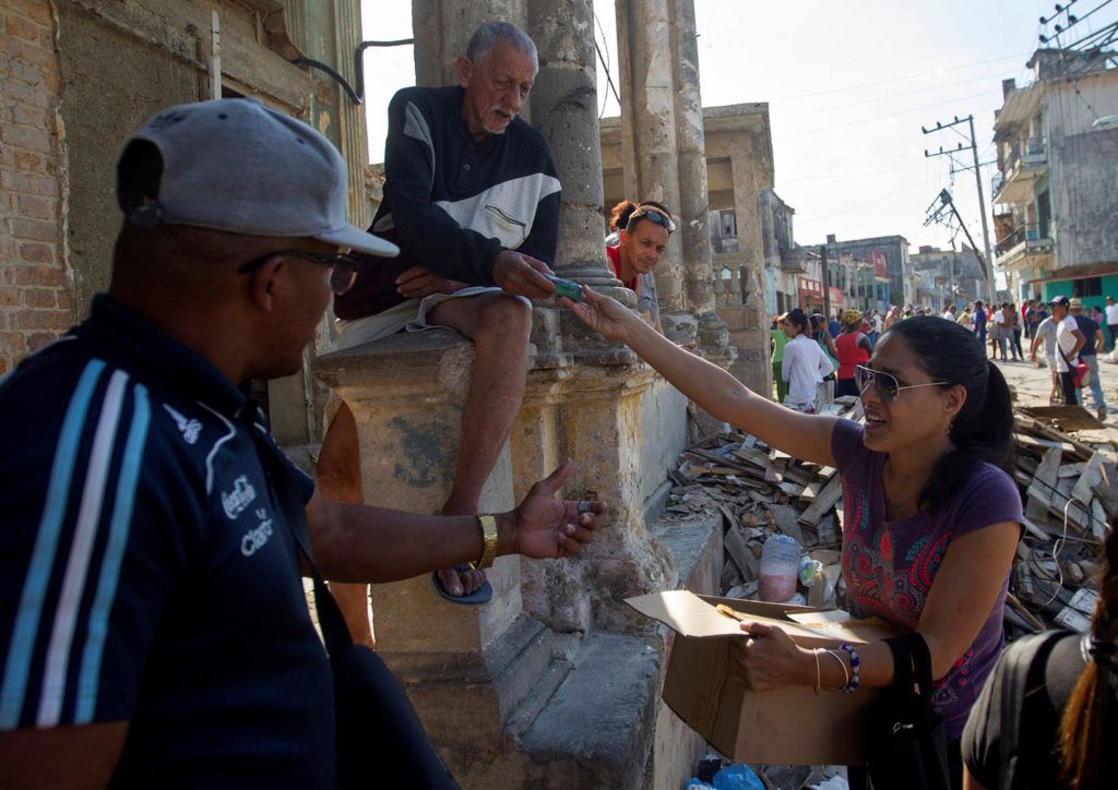 La cantante cubana Haydee Milanés entrega comida y otros árticulos necesarios a varios damnificado tras el paso del tornado, el miércoles 30 de enero de 2019, en La Habana. Foto: Yander Zamora / EFE:
