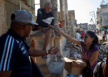 La cantante cubana Haydee Milanés entrega comida y otros árticulos necesarios a varios damnificado tras el paso del tornado, el miércoles 30 de enero de 2019, en La Habana. Foto: Yander Zamora / EFE: