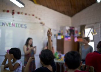 En esta imagen, tomada el 12 de diciembre de 2018, niños transgénero participan en una clase en la escuela Amaranta Gómez, en Santiago, Chile. Foto: Esteban Félix / AP.