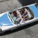 En esta imagen tomada el 13 de mayo de 2015, turistas pasean en un auto clásico descapotable por La Habana. Foto: Desmond Boylan / AP.