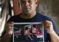 El jefe del departamento de bomberos, Alcides Britez, muestra la página del calendario en la que posa desnudo, en Asunción, Paraguay. Foto: Jorge Saenz / AP.