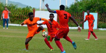 Partido de la Liga Nacional de fútbol de Cuba entre los equipos de Villa Clara (de naranja) y Santiago de Cuba (de rojo). Foto: Ernesto Alejandro Álvarez / Vanguardia / Archivo.