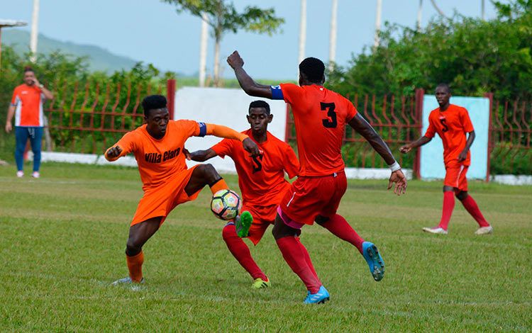 Partido de la Liga Nacional de fútbol de Cuba entre los equipos de Villa Clara (de naranja) y Santiago de Cuba (de rojo). Foto: Ernesto Alejandro Álvarez / Vanguardia / Archivo.