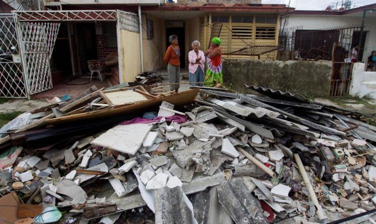 Daños causados en una vivienda de La Habana por el intenso tornado del 27 de enero de 2019. Foto: EFE.