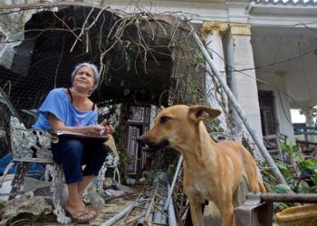 Damnificados por el tornado que azotó diversos barrios de La Habana el 27 de enero de 2019. Foto: Yander Zamora / EFE.