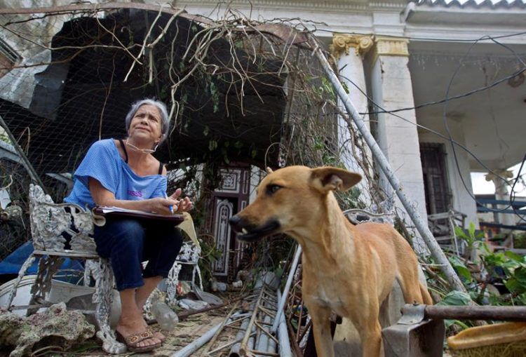 Damnificados por el tornado que azotó diversos barrios de La Habana el 27 de enero de 2019. Foto: Yander Zamora / EFE.