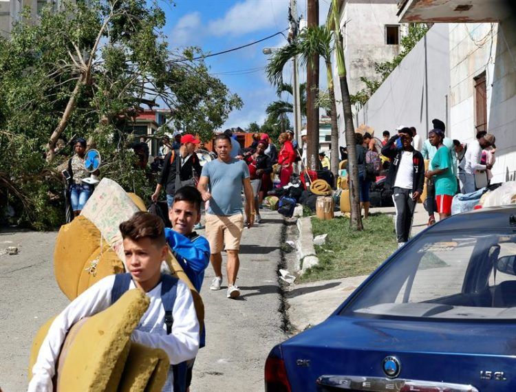 Damnificados por el intenso tornado del 27 de enero de 2019 en La Habana. Foto: EFE.