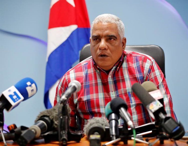 Luis Ladrón de Guevara, director de transporte de pasajeros del Ministerio de Transporte en Cuba, habla hoy durante una rueda de prensa, en La Habana. Foto: Ernesto Mastrascusa / EFE.