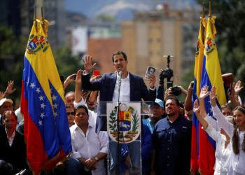 Juan Guaidó, líder opositor y presidente de la Asamblea Nacional, se declara presidente "encargado" de Venezuela durante un evento público demandando la renuncia del mandatario Nicolás Maduro en Caracas, Venezuela, el miércoles 23 de enero de 2019. (AP Foto/Fernando Llano)