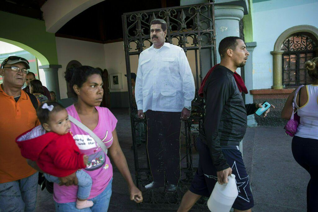 Un cartón recortado a tamaño natural con la fotografía del venezolano Nicolás Maduro en la entrada de un parque público en Caracas, el 25 de enero de 2019. Foto: Rodrigo Abd / AP.