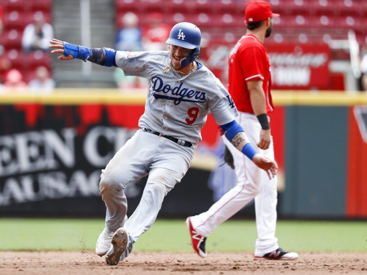 ARCHIVO - En esta foto del 12 de septiembre de 2018, el cubano Yasmani Gandal, de los Dodgers de Los Ángeles, avanza a la intermedia en un error durante el juego ante los Rojos de Cincinnati (AP Foto/John Minchillo, archivo)