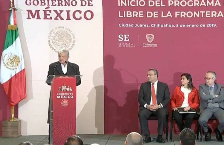 El presidente mexicano Andrés Manuel López Obrador (izq) presenta el plan para la Zona Libre en la Frontera Norte, el sábado 5 de enero de 2019. Foto: publimetro.com.mx