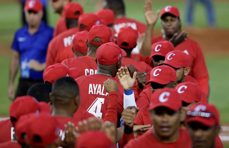 Ganar se ha convertido en una obsesión para el béisbol cubano, y eso solo aumenta la presión sobre los jugadores. Foto: EFE/ Carlos Lemos