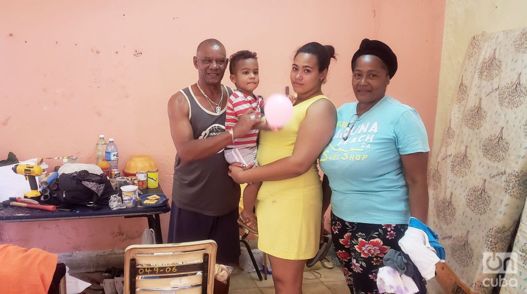Mirurgia Stevens (der) junto a su familia en el albergue Estrella Roja, en La Habana. Foto: Michel Hernández.
