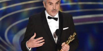 Alfonso Cuarón recibe el Oscar a la mejor cinematografía por "Roma", el domingo 24 de febrero del 2019 en el Teatro Dolby en Los Angeles. Foto: Chris Pizzello/Invision/AP.