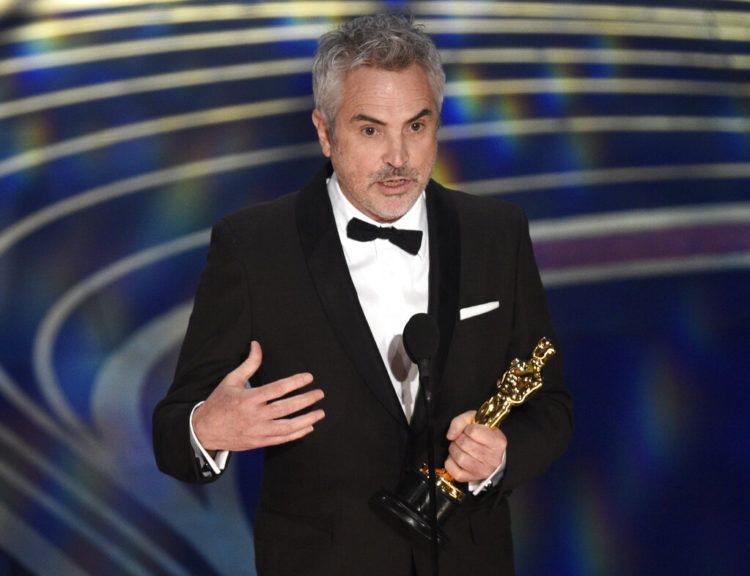 Alfonso Cuarón recibe el Oscar a la mejor cinematografía por "Roma", el domingo 24 de febrero del 2019 en el Teatro Dolby en Los Angeles. Foto: Chris Pizzello/Invision/AP.