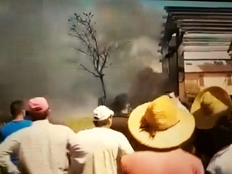 Fotograma de video doméstico en el momento en que arden los restos del avión en tierra.
