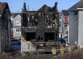 Bomberos inspeccionan una casa que se quemó en Halifax, Canadá, el 19 de febrero de 2019. Foto: Darren Calabrese / The Canadian Press vía AP.