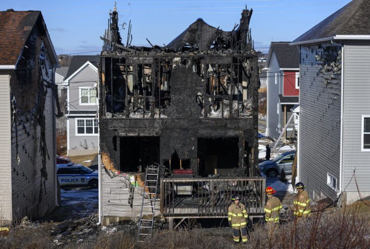 Bomberos inspeccionan una casa que se quemó en Halifax, Canadá, el 19 de febrero de 2019. Foto: Darren Calabrese / The Canadian Press vía AP.