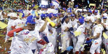 Los Toros de Herrera de Panamá celebran la obtención del campeonato de la Serie del Caribe de béisbol, tras derrotar en la final 3-1 a los Leñadores de Las Tunas de Cuba, en el estadio Rod Carew en la capital de Panamá, el domingo 10 de febrero del 2019. (AP Foto/Arnulfo Franco)